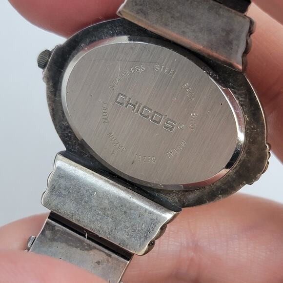 Vintage Watches Cameo Oval Quartz Watch with Two-Tone Etched Bracelet Design - Picture 2 of 10